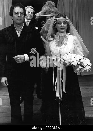 Dic. 29, 1974 - Laurence Luckinbill, Maria Schell, Kevin McCarthy e Felicia Montealegre in una scena di Pavel Kohout riproduci poveri omicidio, diretta da Herbert Berghof. Poveri assassino anche stelle Ruth Ford e Larry Gates. Ora presso il Teatro Barrymore © Keystone Pictures USA/ZUMAPRESS.com/Alamy Live News Foto Stock