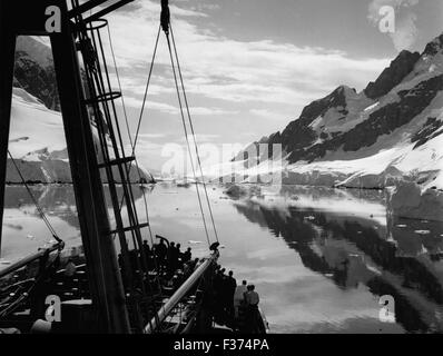 Dic. 26, 1974 - Endurance nel ghiaccio: HMS Endurance, la Royal Navy di ghiaccio nave pattuglia, ha recentemente preso l'Antartico britannico del team sondaggio dalla loro base in Argentina le isole, a visitare i loro colleghi americani 35 miglia di costa sul isola di Anvers. La giornata è stata una bella con un cielo privo di nuvole e un appartamento mare calmo che rispecchiava la nave e le confezioni di ghiaccio durante il viaggio attraverso il canale di Lemaire. © Keystone Pictures USA/ZUMAPRESS.com/Alamy Live News Foto Stock