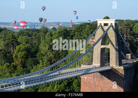 Il Bristol International Balloon Fiesta visto oltre il ponte sospeso di Clifton Foto Stock