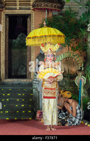 La ballerina di raggiungere uno stato di trance durante una trance Legong, Ubud palace, Bali, Indonesia Foto Stock