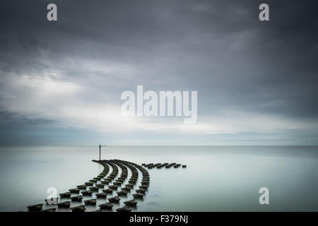 Le difese del mare in esecuzione per il mare del nord lungo la promenade a felixstowe sulla costa di Suffolk Foto Stock