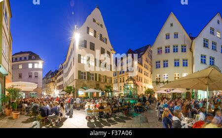 La folla di persone alla visualizzazione pubblico, della Coppa del Mondo FIFA 2014, vicino a Hans-im-Glück-Brunnen, centro storico, Stoccarda Foto Stock
