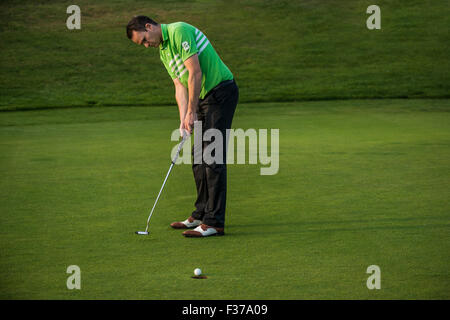 Il Golfer mettendo su un campo da golf, Baviera, Germania Foto Stock