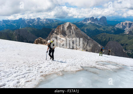 Gli alpinisti attraversando la neve area coperta al vertice Punta Penia, Marmolada, Sassolungo dietro, Dolomitan, Alpi Foto Stock