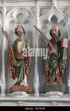 Apostolo Mattia e Simon, gotica di sculture in legno in stile gotico figura nicchie, chiesa parrocchiale di San Maurizio, Spitz, Wachau Foto Stock