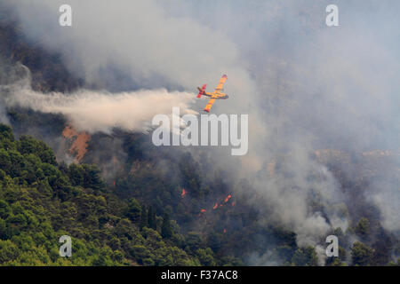 Estinzione degli incendi, mezzi aerei antincendio Canadair CL 415, Francese Sécurité Civile, la caduta di acqua di mare su grande scala degli incendi di foreste in Foto Stock