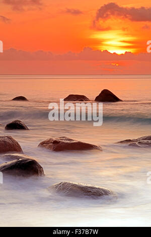 Tramonto alle Anse Lazio, Isola di Praslin, Seicelle Foto Stock