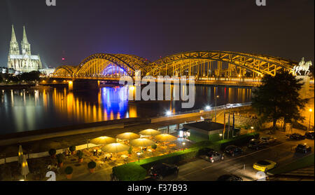 Panorama della città di notte, Colonia, ponte di Hohenzollern, Cattedrale, la Philharmonic Hall, Rhein, statua equestre di Federico Foto Stock