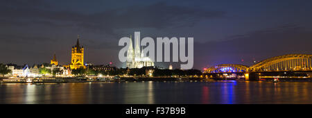 Panorama della città di notte, Colonia, ponte di Hohenzollern, Cattedrale, la Philharmonic Hall, Grande chiesa di S. Martino, Municipio Foto Stock