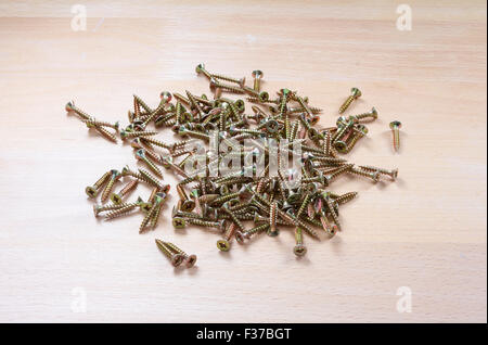 Viti di legno su una tavola di legno Foto Stock