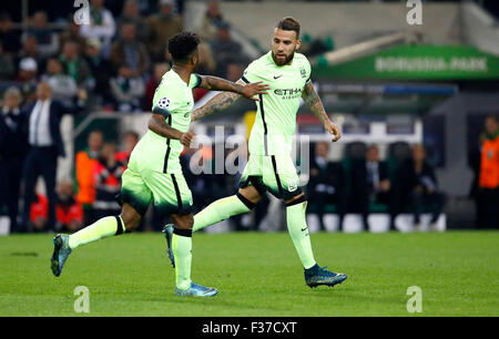 Monchengladbach, Germania. Il 30 settembre, 2015. Nicolas Otamendi (Manchester City) (R) celebra il punteggio 1:1 goal con Raheem Sterling (Manchester City) durante la UEFA Champions League tra Borussia Moenchengladbach e il Manchester City, Borussiapark in Moenchengladbach il 30 settembre 2015. Credito: dpa picture alliance/Alamy Live News Foto Stock