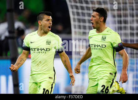 Moenchengladbach, Germania. Il 30 settembre, 2015. La UEFA Champions League, 2015/16, prliminary round, seconda giornata, Borussia Monchengladbach (Moenchengladbach, Gladbach) vs. Manchester City 1:2 ------- Sergio Aguero (Manchester) festeggia con Martin DEMICHELIS Credito: kolvenbach/Alamy Live News Foto Stock