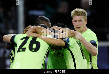 Moenchengladbach, Germania. Il 30 settembre, 2015. La UEFA Champions League, 2015/16, prliminary round, seconda giornata, Borussia Monchengladbach (Moenchengladbach, Gladbach) vs. Manchester City 1:2 ---- Kevin de Bruyne festeggia con il suo team Credit: kolvenbach/Alamy Live News Foto Stock