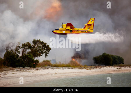 Mezzi aerei antincendio spegnimento degli incendi di foreste su Sardegna Foto Stock