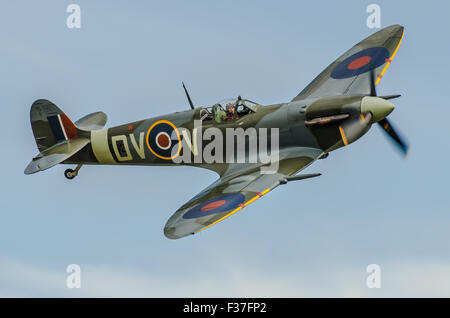 Spitfire V EE602 primo volò nel 1942 ma è stato danneggiato in seguito nella guerra e collegato a massa. Restaurata e volato nuovamente nel Maggio 2015.Seconda Guerra Mondiale aereo da caccia Foto Stock