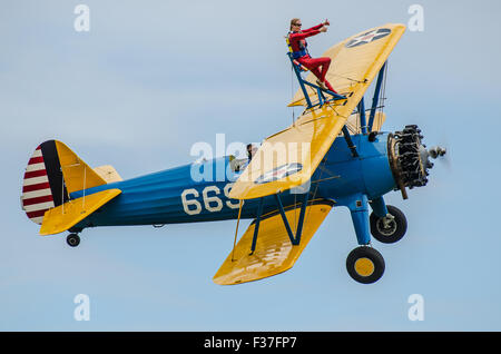 Emma Stewart Rigby Wing che cammina in cima a un biplano Boeing Stearman G-CCXA operato dalla Aerobatic Tactics a Damyns Hall, Essex Foto Stock