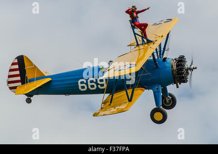 Emma Stewart Rigby Wing che cammina in cima a un biplano Boeing Stearman G-CCXA operato dalla Aerobatic Tactics a Damyns Hall, Essex Foto Stock