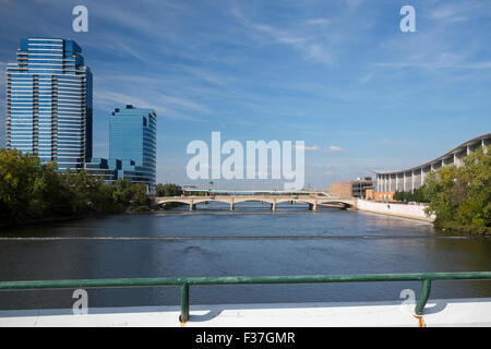 Grand Rapids, Michigan - Il grande fiume che scorre attraverso il centro cittadino di Grand Rapids. Foto Stock