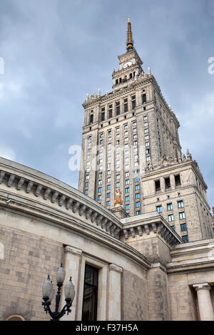 Palazzo della Cultura e della scienza (Pałac Kultury i Nauki) a Varsavia, Polonia Foto Stock