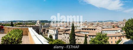 Roma, Italia - 8 Agosto 2015: vista panoramica sul centro storico di Roma, in Italia, dal Museo Capitolino. Foto Stock