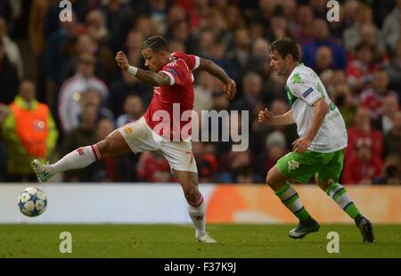 Manchester, Regno Unito. Il 30 settembre, 2015. Wolfsburg Christian Traesch (R) in azione contro il Manchester United Depay Memphis durante la UEFA Champions League Gruppo B prima gamba partita di calcio tra Manchester United e VfL Wolfsburg a Old Trafford a Manchester in Gran Bretagna, 30 settembre 2015. Credito: dpa picture alliance/Alamy Live News Foto Stock