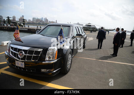 Dettagli di sicurezza guard accedere all'asfalto dove uno marino (sulla sinistra) che trasportano il Presidente degli Stati Uniti Barack Obama e la First Lady Michelle Obama si prepara per la partenza dal centro di Manhattan/Wall Street eliporto verso l'aeroporto JFK di New York New York, il 29 settembre 2015. In primo piano è la limousine presidenziale, noto anche come "la bestia.' Credit: Anthony Behar/Piscina via CNP - nessun filo SERVICE - Foto Stock