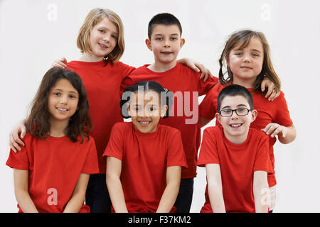 Gruppo di bambini godendo di Drama Workshop insieme Foto Stock