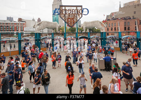 Detroit, Michigan - gli appassionati di baseball di arrivare per un gioco al Comerica Park, casa dei Detroit Tigers major league baseball team. Foto Stock