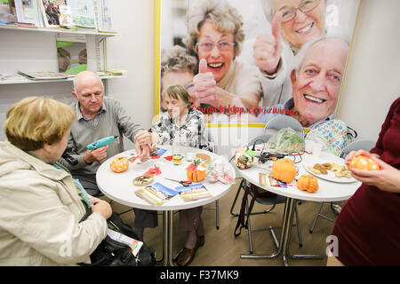(151001) -- Lubiana, 1 ottobre, 2015 (Xinhua) -- Anziani rendono zucche cuscino in occasione del quindicesimo festival per la terza età in Lubiana, Slovenia, Sett. 30, 2015. Il Festival per la terza età a Lubiana, il più grande del suo genere in Europa, è un unico evento di tre giorni per gli anziani, dedicata all'invecchiamento attivo, il miglioramento della qualità della vita e la solidarietà fra le generazioni. Esso promuove la cooperazione tra le generazioni, i cittadini, i volontari, società, l'istruzione e il governo. Il festival che si svolge in Cankarjev dom cultura e centro congressi ospita agenzie di viaggio, terme, salute prod Foto Stock