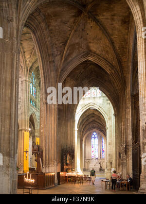 Interno della Basilica di San Michele, Bordeaux Foto Stock