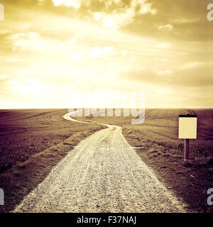 Country Road all'orizzonte con il nero di seppia sky. Instagram foto d'epoca. Foto Stock