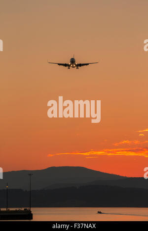 Aereo commerciale Boeing 737 jet in avvicinamento finale per l'atterraggio-Victoria, British Columbia, Canada. Foto Stock