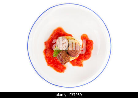 Le polpette di carne con salsa di pomodoro e purè di patate sulla piastra isolata su sfondo bianco, vista dall'alto. Foto Stock