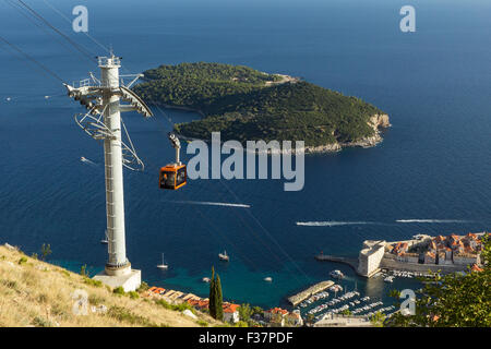 Vista di una funivia e isola di Lokrum Dubrovnik, Croazia, visto dal monte Srd. Foto Stock