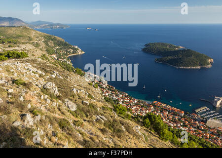 Vista panoramica della costa e isola di Lokrum dal monte Srd a Dubrovnik, Croazia. Foto Stock