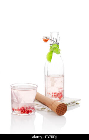 Deliziosa limonata melograno con calce isolati su sfondo bianco. Culinario estate fresca bevanda. Foto Stock
