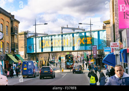 Camden Lock ponte ferroviario, Camden Town, Londra, Inghilterra, Regno Unito Foto Stock