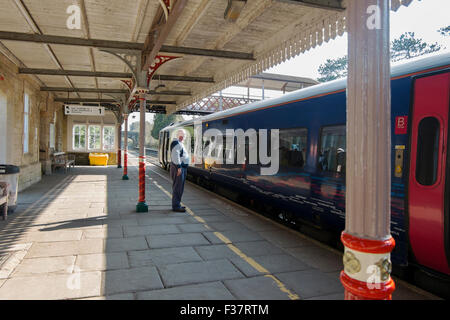 Gwr treno fermo a kemble stazione ferroviaria GLOUCESTERSHIRE REGNO UNITO Foto Stock