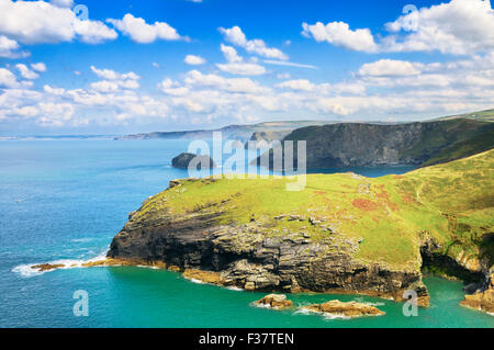 Tintagel Castle, Cornwall, Inghilterra, Regno Unito. Vista di Barras testa e la costa frastagliata in un giorno chiaro. Foto Stock