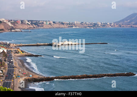 Vista del drive in Lima dall'aeroporto Foto Stock