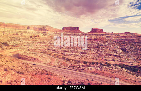 Vintage stilizzata cielo tempestoso oltre il Parco Nazionale di Canyonlands, Island in the Sky district, Utah, Stati Uniti d'America. Foto Stock