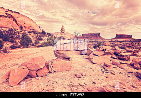 Retrò sentiero stilizzato in pietra marchio sentiero nel Parco Nazionale di Canyonlands, Island in the Sky district, Utah, Stati Uniti d'America. Foto Stock