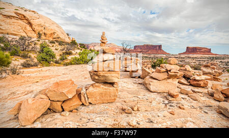 Il sentiero di pietra di marcatura sentiero nel Parco Nazionale di Canyonlands al tramonto, Island in the Sky district, Utah, Stati Uniti d'America. Foto Stock