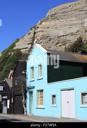 Luce blu dipinto di casa nella località balneare di Hastings, Rock-A-Nore, East Sussex, Regno Unito Foto Stock