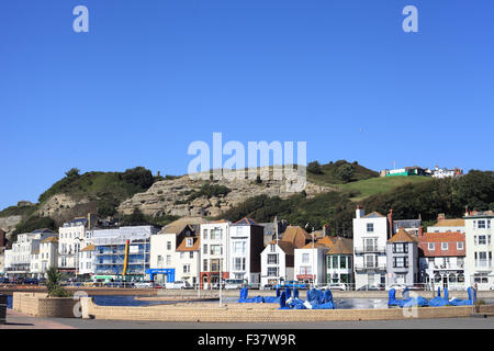 Hastings e la West Hill visto dal lago in barca, East Sussex, Regno Unito Foto Stock