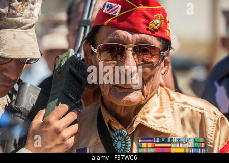 Pensionati Marine Corps Codice Navajo Talker Samuel vacanza durante una visita al Marine Corps base Camp Pendleton Settembre 28, 2015 in Oceanside, California. Il codice Navajo talker erano America's arma segreta durante la Seconda Guerra Mondiale. Foto Stock