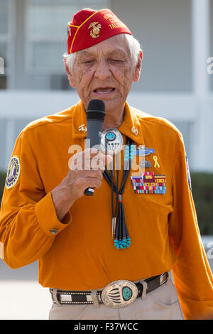 Pensionati Marine Corps Codice Navajo Talker Roy Biancospino durante una visita al Marine Corps base Camp Pendleton Settembre 28, 2015 in Oceanside, California. Il codice Navajo talker erano America's arma segreta durante la Seconda Guerra Mondiale. Foto Stock