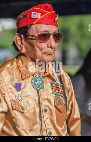 Pensionati Marine Corps Codice Navajo Talker Samuel vacanza durante una visita al Marine Corps base Camp Pendleton Settembre 28, 2015 in Oceanside, California. Il codice Navajo talker erano America's arma segreta durante la Seconda Guerra Mondiale. Foto Stock