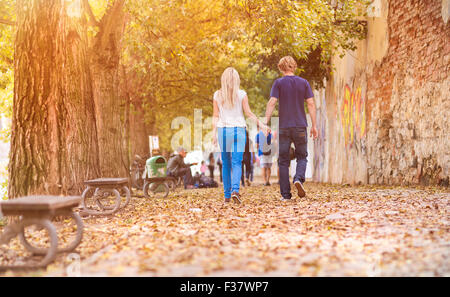 Coppia giovane facendo una passeggiata Foto Stock