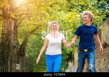 Coppia giovane facendo una passeggiata Foto Stock